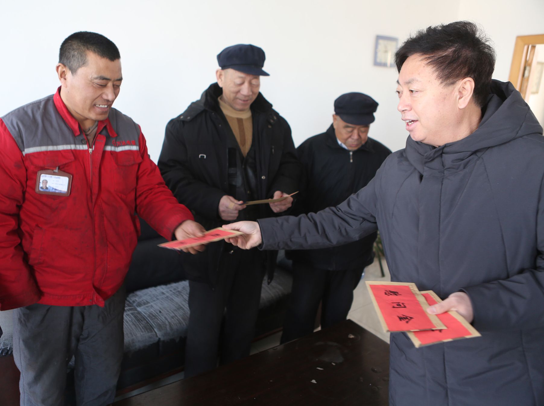 万达集团春节前走访慰问困难职工