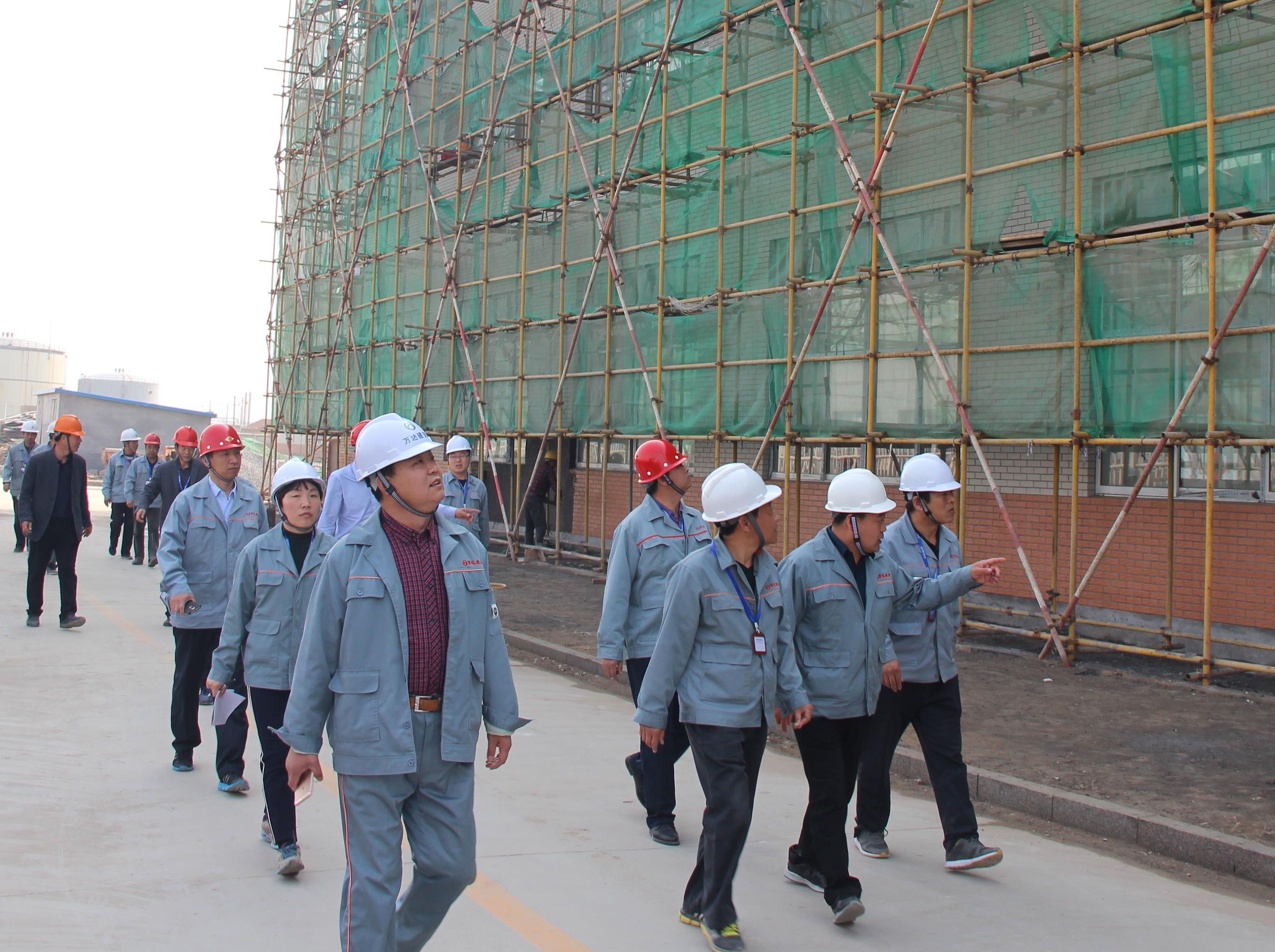 建设集团中层以上干部对工地进行全面检查