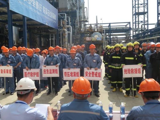 威特化工联合胜坨镇消防站进行烷基化车间v-303储罐泄漏事故堵漏应急救援演练