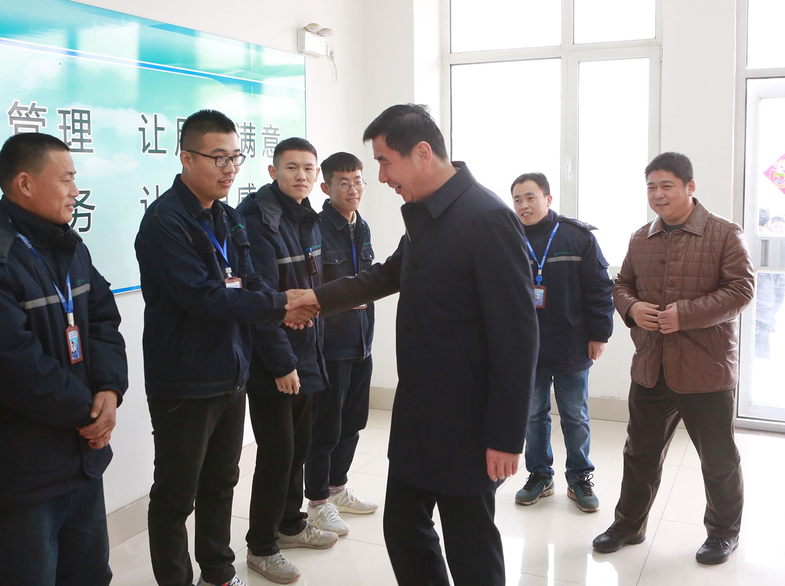 区委领导慰问兴达供热服务大厅一线职工