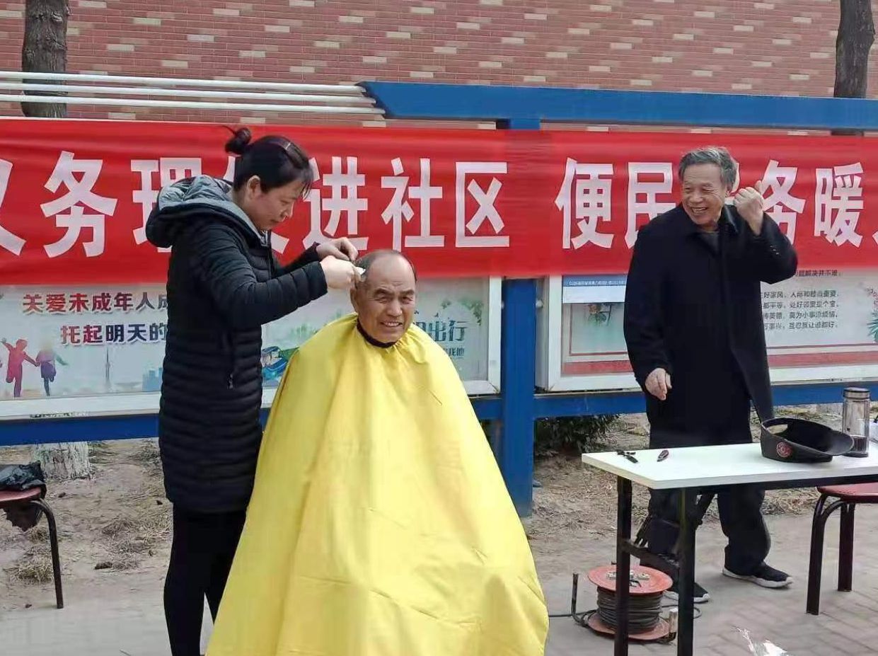 &ldquo;义务理发进社区 便民服务暖人心&rdquo;万达物业组织义务理发志愿活动
