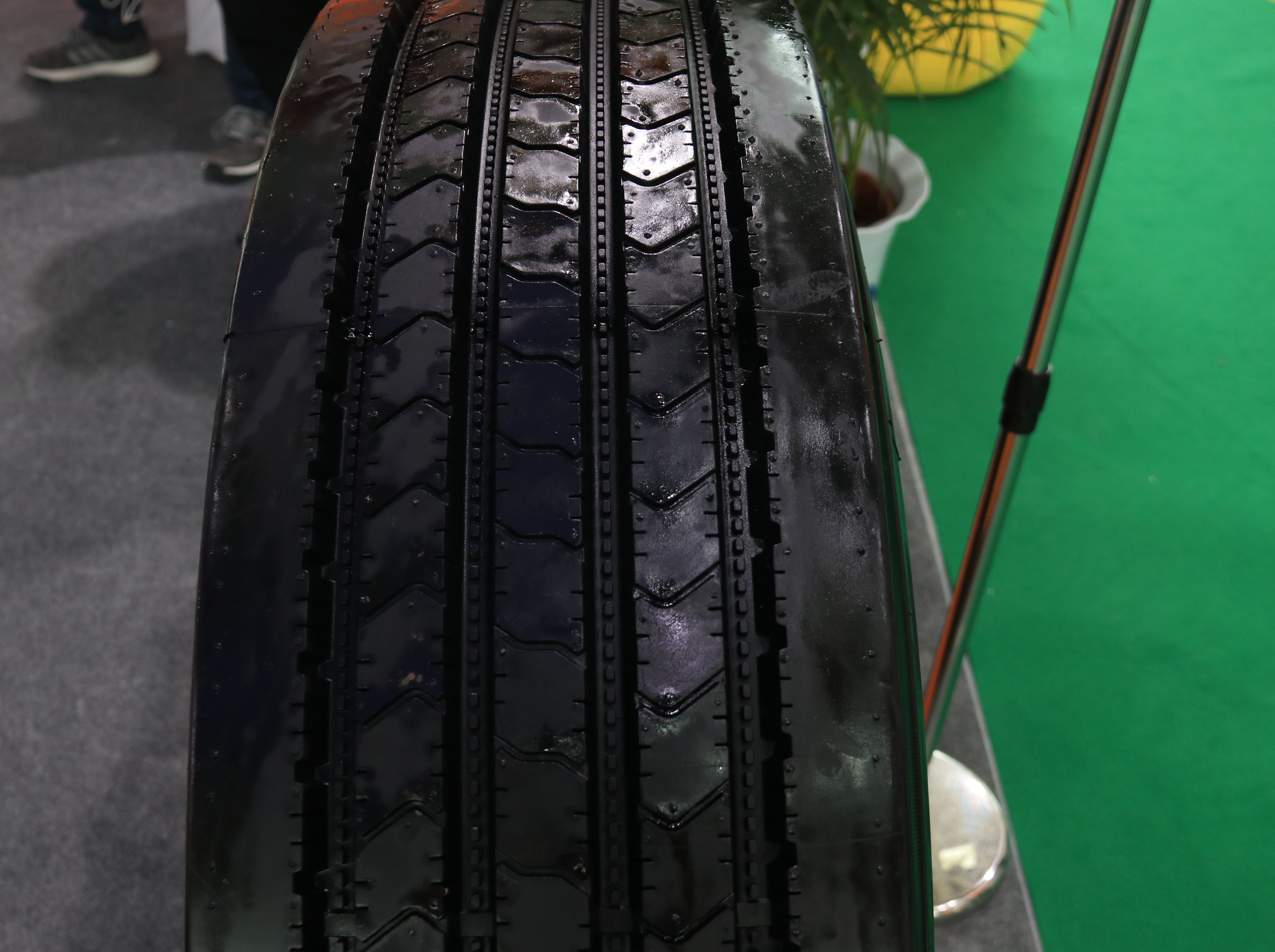 万达宝通全钢耐刺扎轮胎成功下线